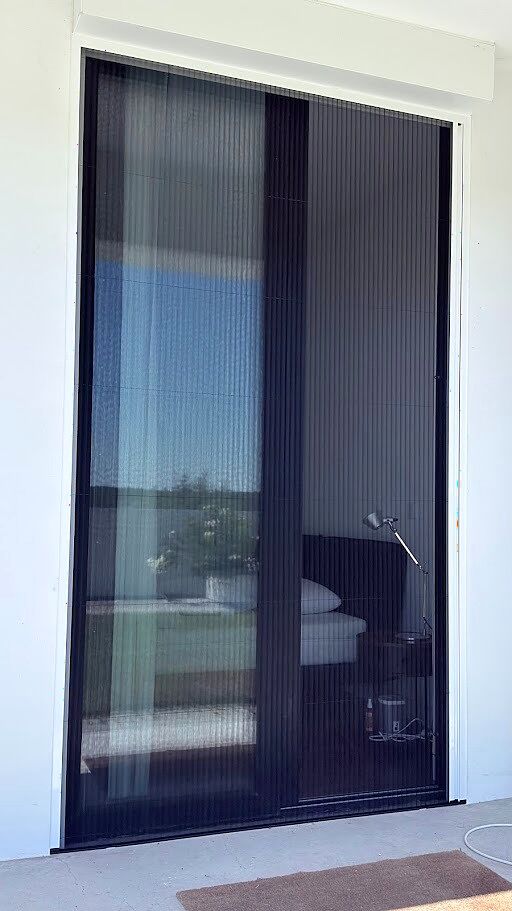 Rede mosquiteira instalada numa porta de varanda